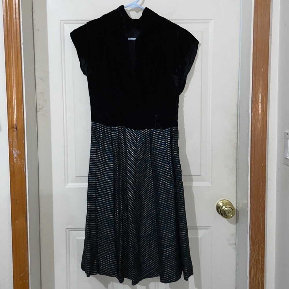 Vintage velvet and taffeta cocktail dress. Small